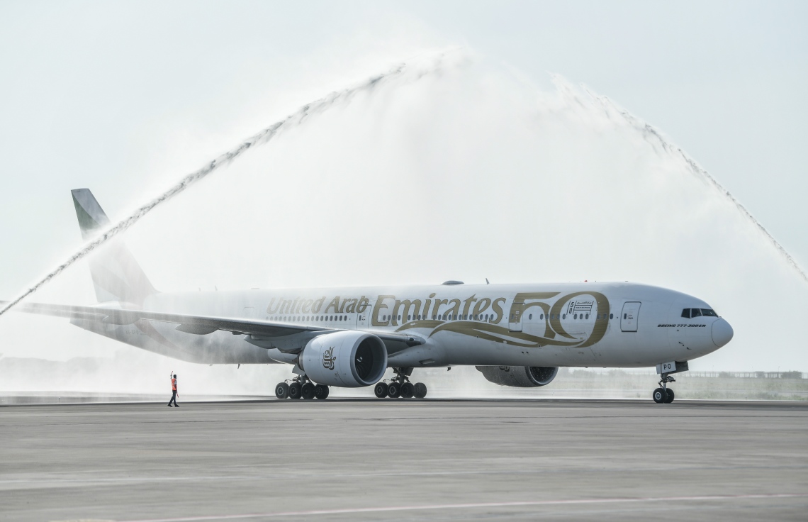 ވީއައިއޭގެ އާ ރަންވޭ އަށް މިއަދު ފުރަތަމަ ޖެއްސި އެމިރޭޓްސްގެ މަތިންދާބޯޓަށް ވޯޓަ ސެލިއުޓެއް ދެނީ.---ފޮޓޯ: ނިޝާން އަލީ| މިހާރު