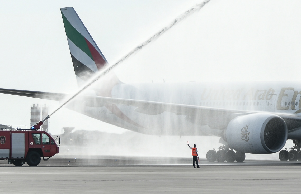 ވީއައިއޭގެ އާ ރަންވޭ އަށް މިއަދު ފުރަތަމަ ޖެއްސި އެމިރޭޓްސްގެ މަތިންދާބޯޓަށް ވޯޓަ ސެލިއުޓެއް ދެނީ.---ފޮޓޯ: ނިޝާން އަލީ| މިހާރު