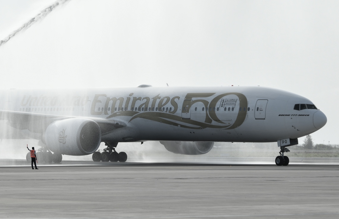 ވީއައިއޭގެ އާ ރަންވޭ އަށް މިއަދު ފުރަތަމަ ޖެއްސި އެމިރޭޓްސްގެ މަތިންދާބޯޓަށް ވޯޓަ ސެލިއުޓެއް ދެނީ.---ފޮޓޯ: ނިޝާން އަލީ| މިހާރު