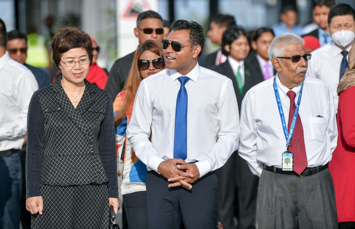 އާ ރަންވޭ ބޭނުންކުރަން ފެށުމަށް މިއަދު ހެނދުނު ވީއައިއޭގައި ބޭއްވި ރަސްމިއްޔާތުގައި ނާއިބު ރައީސް ފައިސަލް ނަސީމާއި އެމްއޭސީއެލްގެ ޗެއާމަން މުހައްމަދު އުމަރު މަނިކު ބައިވެރިވެވަޑައިގަންނަވަނީ --. ފޮޓޯ: ނިޝާން އަލީ/މިހާރު