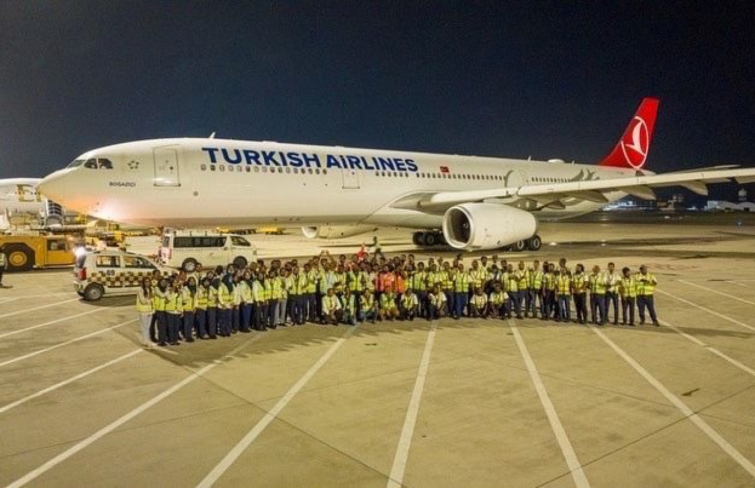 މިދިޔަ 41 އަހަރު ބޭނުންކުރި، ވީއައިއޭގެ ރަންވޭ އިން ފުރި އެންމެ ފަހުގެ ފްލައިޓް ޓާކިޝް އެއާލައިންގެ ފްލައިޓް ކައިރީގައި އެމްއޭސީއެލްގެ މުވައްޒަފުންތަކެއް ފޮޓޯއެއް ނަގަނީ.