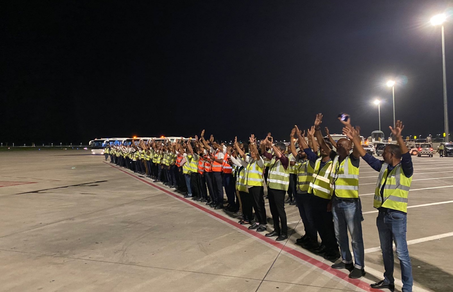 ރޭގެ 11:07 އާ ހަމައަށް ބޭނުންކުރި، ވީއައިއޭގެ ރަންވޭ އިން އެންމެ ފަހުން ފުރި ފްލައިޓަށް އެމްއޭސީއެލްގެ މުވައްޒަފުން އަލްވަދާއު ކިޔަނީ.