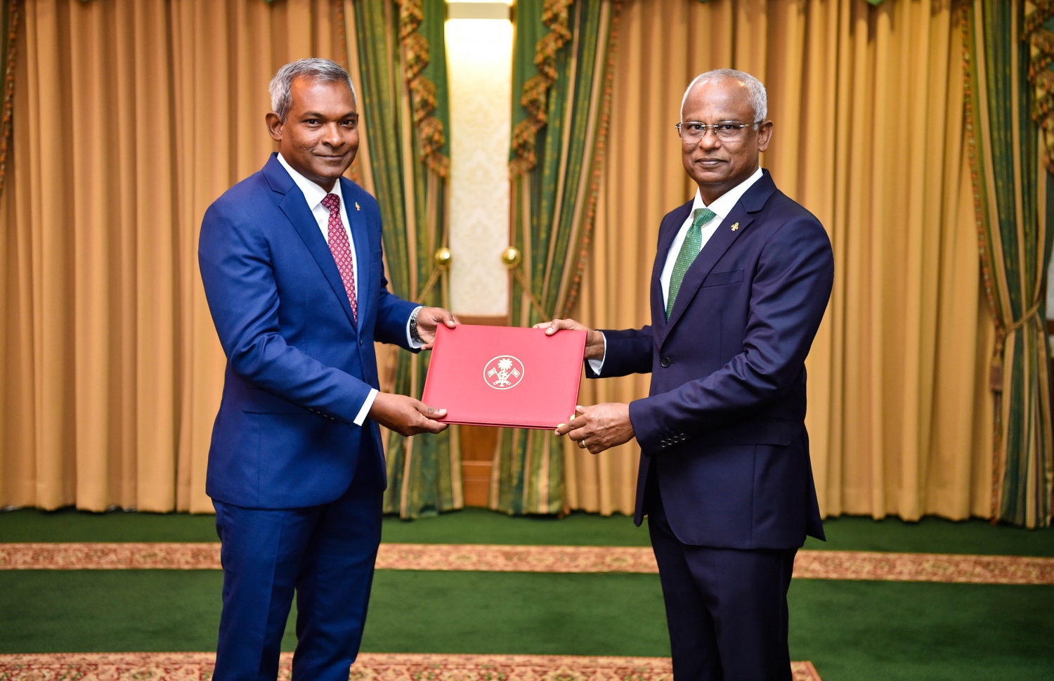 ރާއްޖެއިން އިންޑިއާ އަށް ކަނޑައެޅި ސަފީރު، އިބްރާހިމް ޝަހީބް އަށް ރައީސް އިބްރާހިމް މުހައްމަދު ސޯލިހު މަގާމުގެ ފަތްކޮޅު ހަވާލުކުރައްވަނީ -- ފޮޓޯ: ރައީސް އޮފީސް