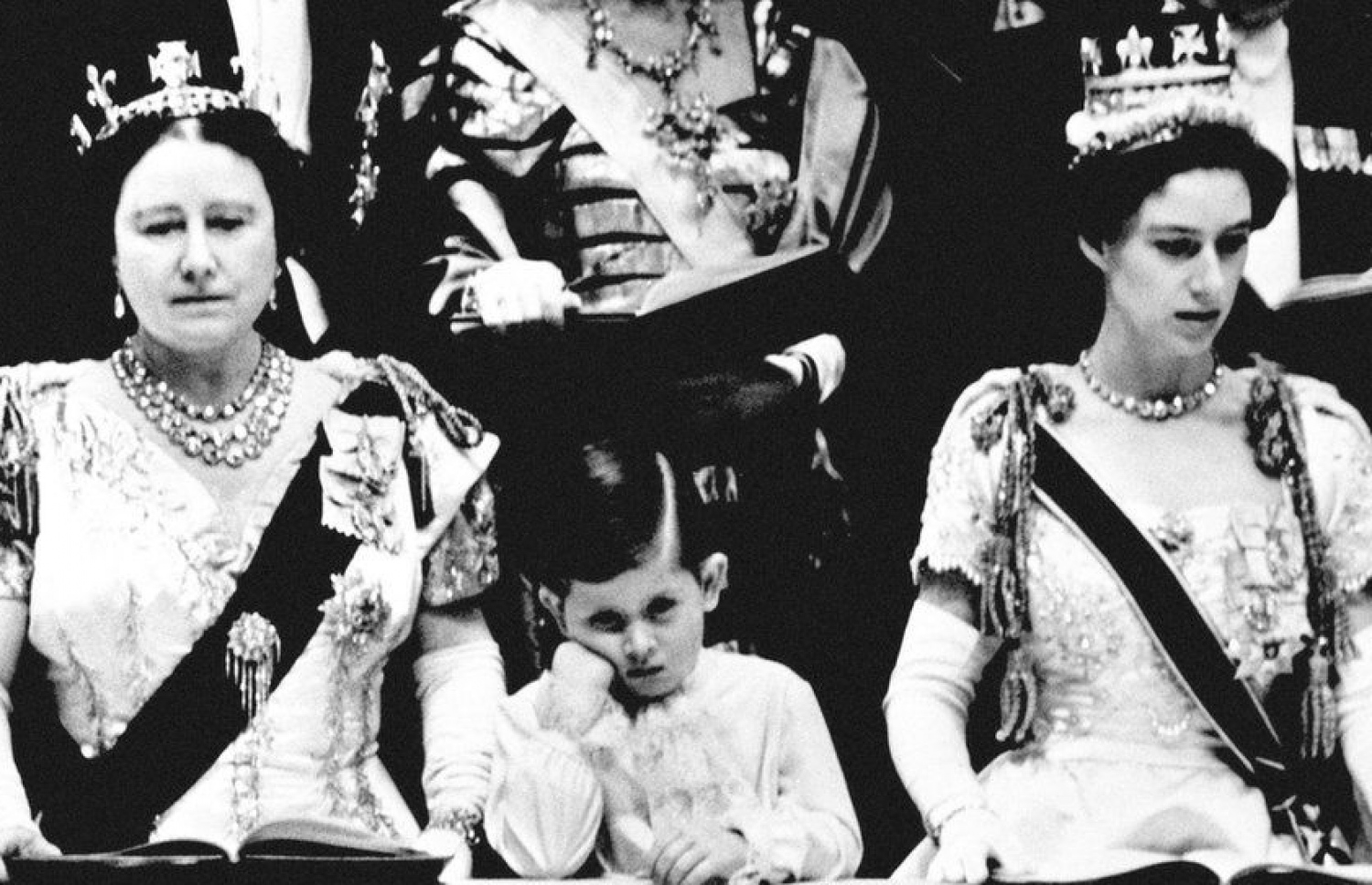 އުމުރުން 27 އަހަރުގެ އެލިޒަވަތު ދޭއް، 1953 ވަނަ އަހަރު އިނގިރޭސި ތަޚުތުގައި ވެޑުވުމުގެ ރަސްމިއްޔާތުގައި، އެކަމަނާގެ ދޮށީ ދަރިކަލުން އަދި މިހާރުގެ ރަސްގެފާނު ޗާލްސް (މ) ބައިވެރިވަނީ.