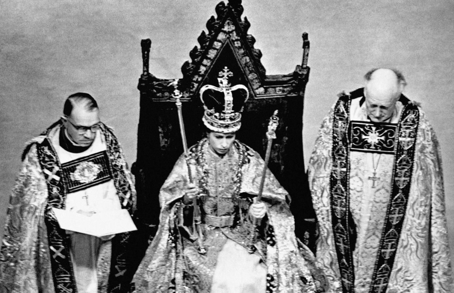 އުމުރުން 27 އަހަރުގެ އެލިޒަވަތު ދޭއް، 1953 ވަނަ އަހަރު އިނގިރޭސި ތަޚުތުގައި ވެޑުވުމުގެ ރަސްމިއްޔާތުގެ ތެރެއިން