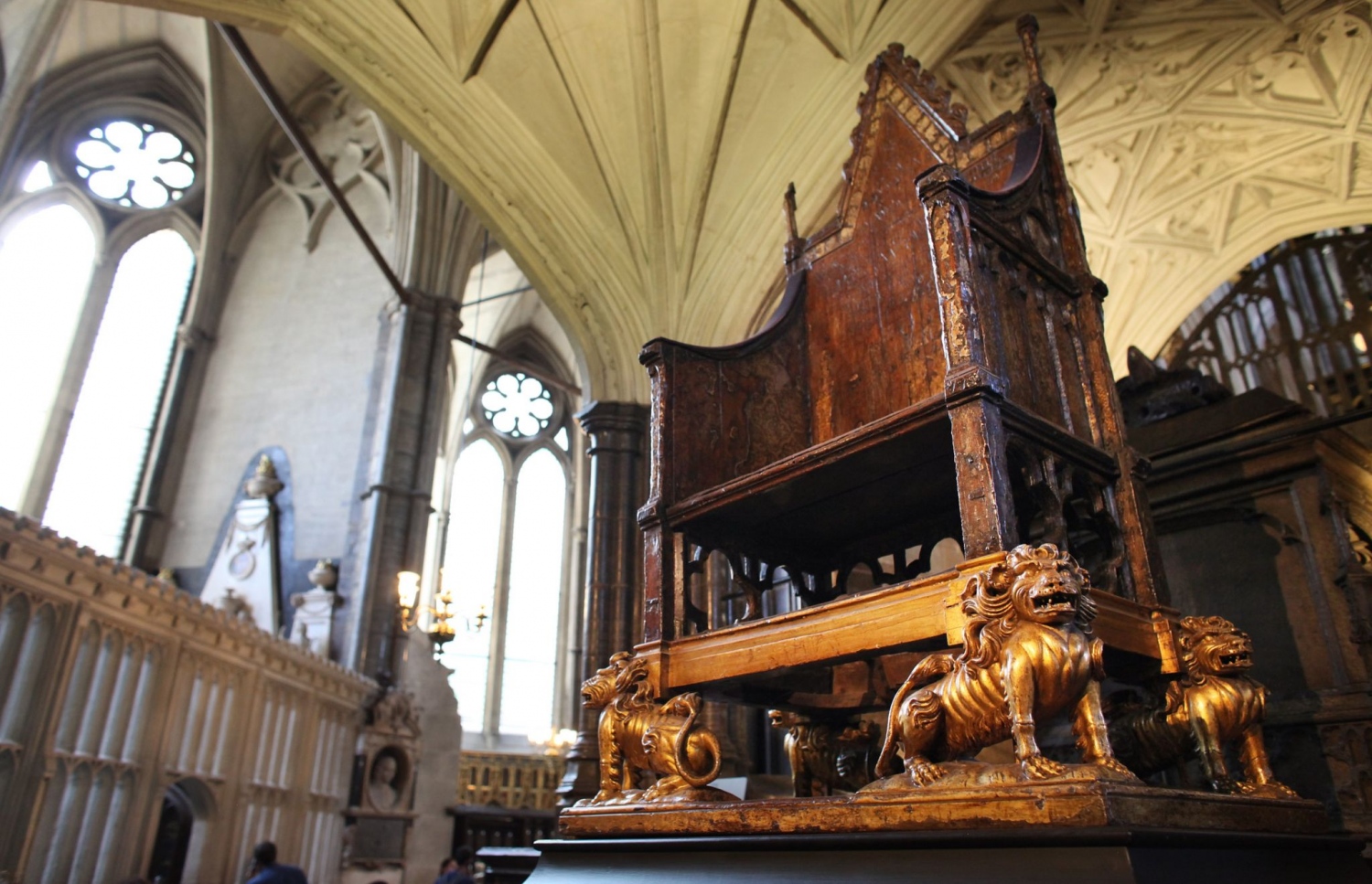 ރަސްގެފާނު ޗާލްސް ތިނެއް ތަޚުތުގައި ވެޑުވުމަށް ވެސް ބޭނުންކުރާނީ، މެދު ޒަމާނުގެ (ފަސް ވަނަ ގަރުނާއި 15 ވަނަ ގަރުނާ ދެމެދު) މި ތަޚުތު