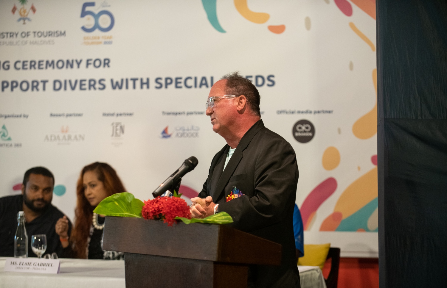 މިއަދުގެ ރަސްމިއްޔާތުގައި ޕީއެޗްއެސްޕީ ސީއީއޯ މާކް ރޯޝް ވާހަކަ ދައްކަވަނީ ---ފޮޓޯ: މިހާރު