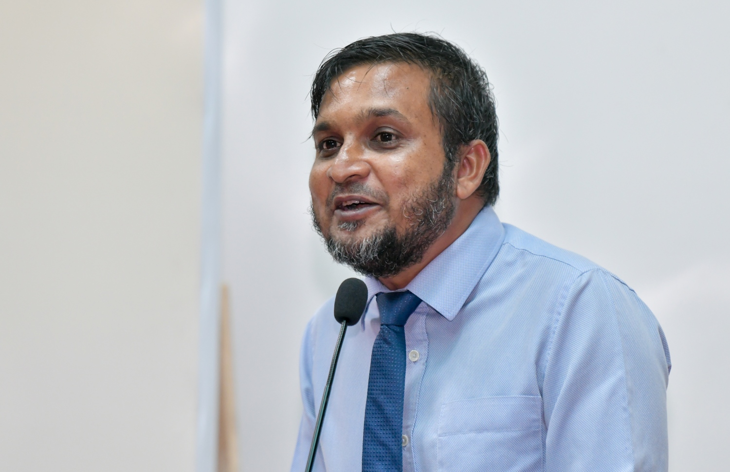 މޮޅެތި ނޫސްވެރިންނަށް އިނާމު ދިނުމަށް މީޑިއާ ކައުންސިލުން މިދިޔަ އަހަރު ބޭއްވި ހަފުލާގައި އެ ކައުންސިލްގެ އޭރުގެ ރައީސް ޝަފާއު ވާހަކަ ދައްކަވަނީ: ރާއްޖޭގެ ނޫސްވެރިކަމުގައި މިހާރު ނެތީ މީޑިއާތަކަށް ލިބެންޖެހޭ މާލީ މިނިވަންކަން ކަމަށް ވިދާޅުވި.---ފޮޓޯ: މިހާރު