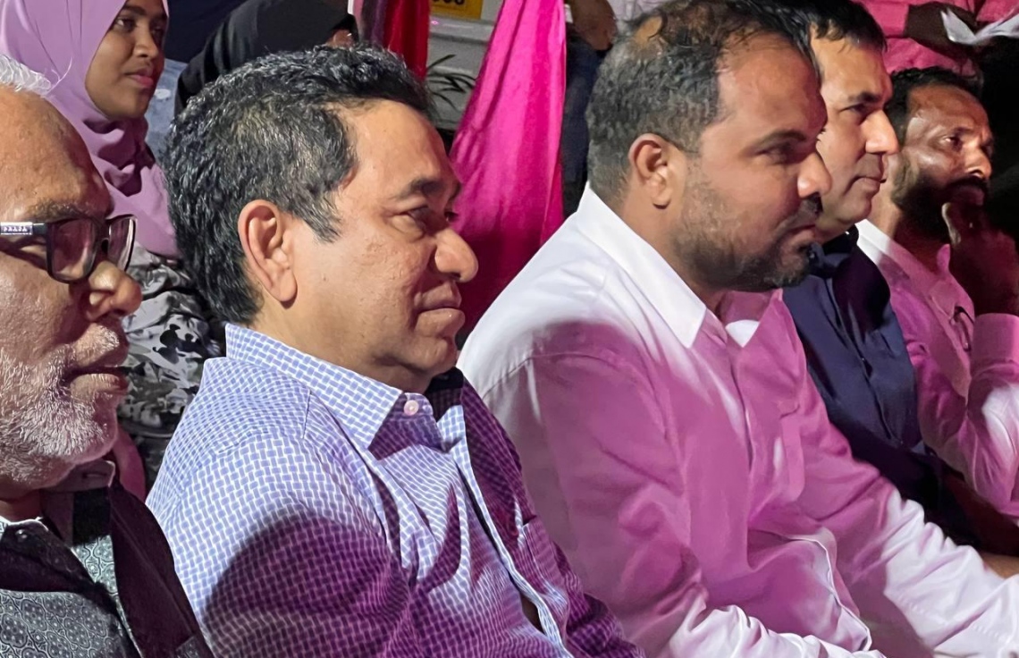 ޕީޕީއެމުން އިހަވަންދޫގައި މިރޭ ބޭއްވި ޖަލްސާގައި އެ ޕާޓީގެ ރިޔާސީ ކެންޑިޑޭޓް ޔާމީނާއި ޕީޕީއެމް/ޕީއެންސީ ކޯލިޝަންގެ ބައެއް ވެރިން.---ފޮޓޯ: ޕީޕީއެމް