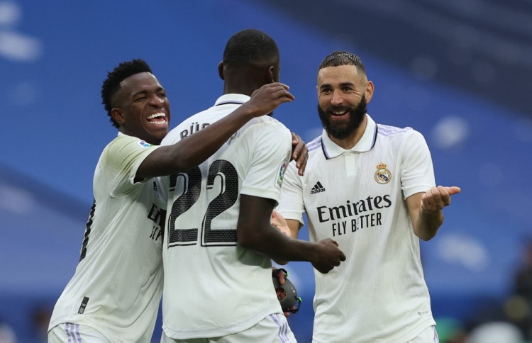 ބާސެލޯނާ ބަލިކޮށް ރެއާލް ކުރީގައި ލީޑުފުޅާކޮށްފި