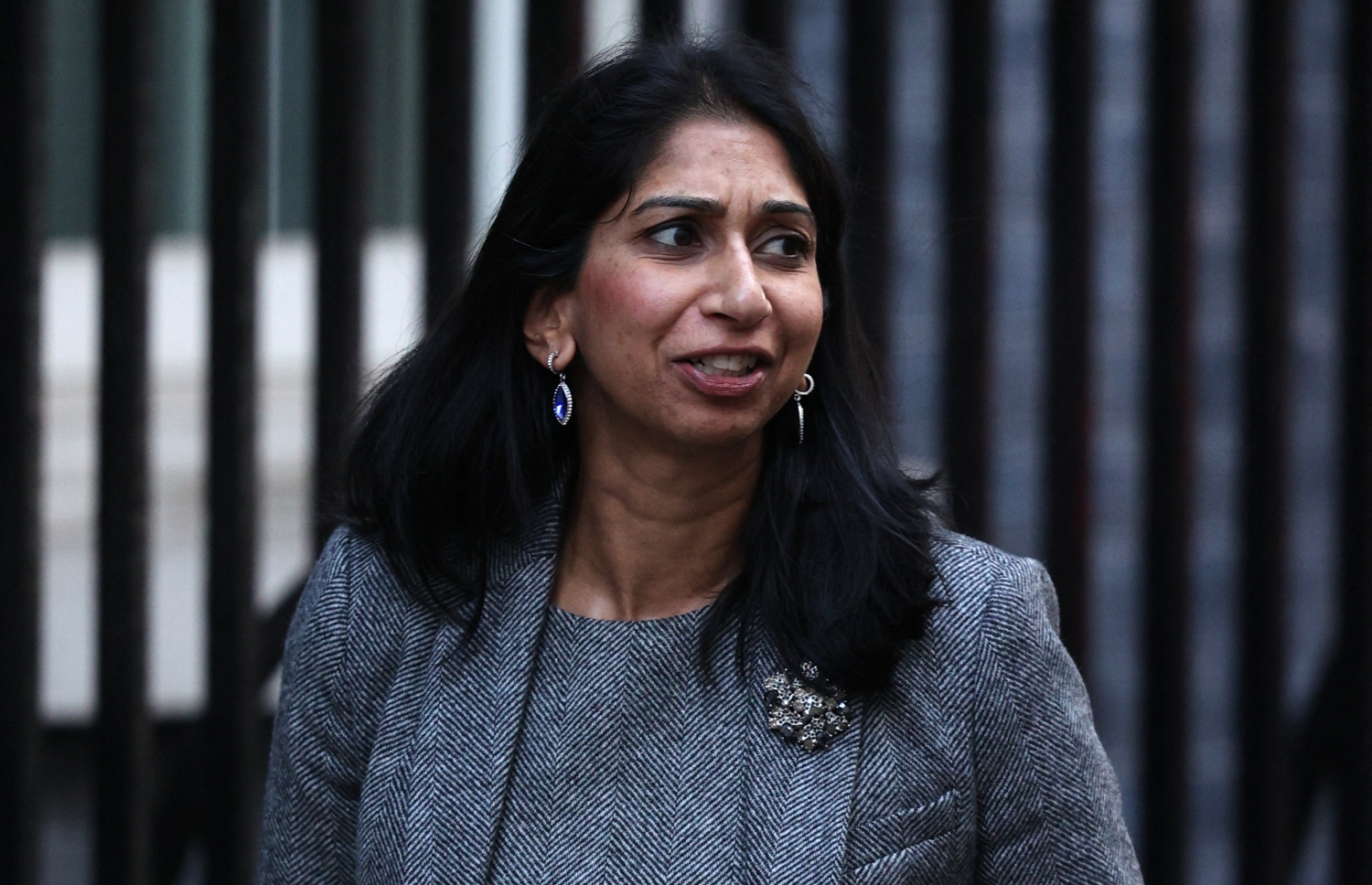 އޮކްޓޫބަރ 18، 2022؛ އިނގިރޭސި ވިލާތުގެ ދާޚިލީ ވަޒީރުގެ މަގާމުން އިސްތިއުފާ ދެއްވި ސުއެލާ ބްރޭވާމޭން، ކެބިނެޓްގެ ބައްދަލުވުމަކަށް ބޮޑުވަޒީރުގެ އޮފީހަށް ވަޑައިގަންނަވަނީ. --އޭއެފްޕީ