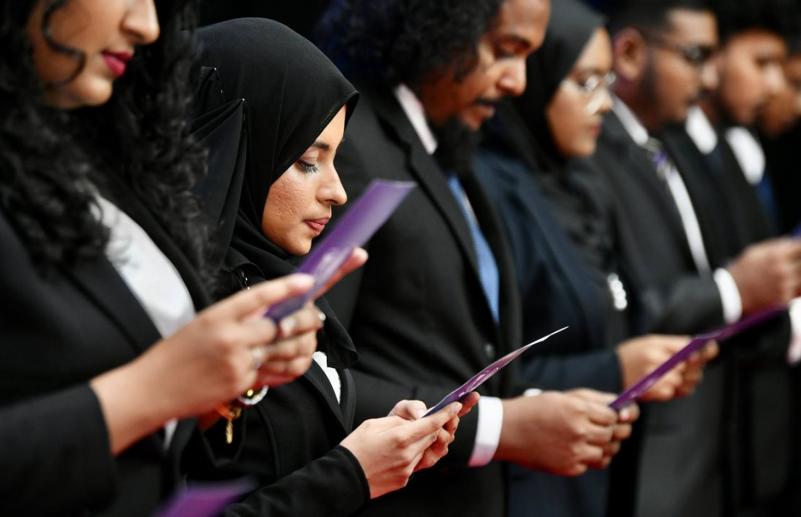 ލޯ ސޮސައިޓީގެ އެގްޒެކެޓިވް ބޯޑުގެ މެމްބަރުން ހުވާ ކުރަނީ. -- ފޮޓޯ: ނިޝާން އަލީ | މިހާރު