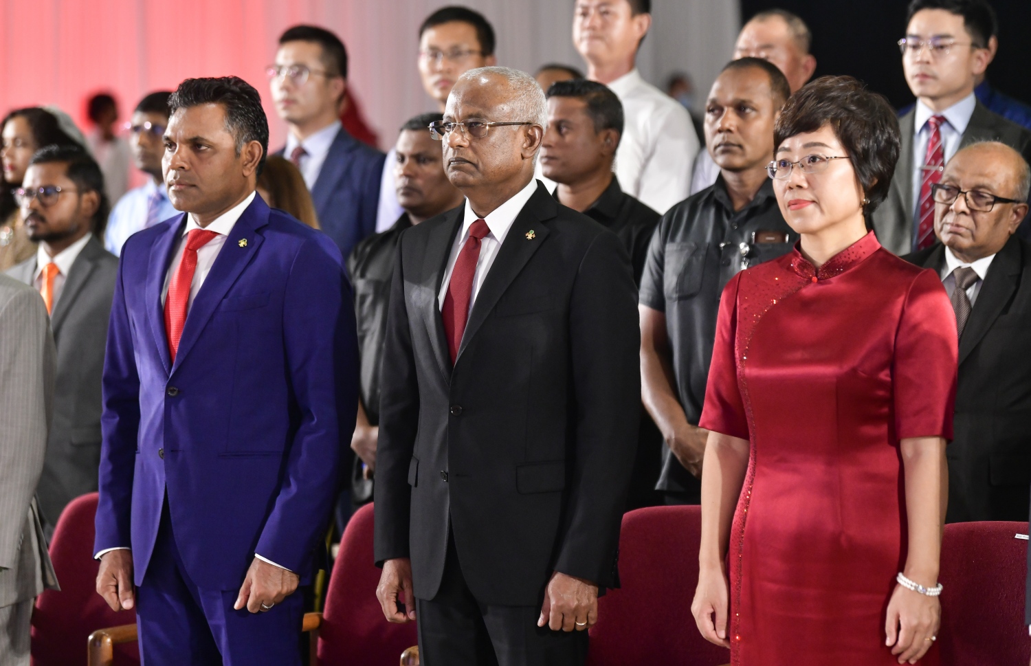 އެމްބެސެޑަރު ވަންގް ލިޝިންގް (ކ).، ރައީސް ސޯލިހު، ނައިބު ރައީސް ފައިސަލް ޗައިނާގެ ގައުމީ ސަލާމަށް ތެދުވެ ވަޑައިގެން: އެ ރަސްމިއްޔާތުގައި ރާއްޖެއާ ޗައިނާގެ ގުޅުމާ ބެހޭ މުހިންމު ކަންކަން ރައީސް ފާހަގަ ކުރެއްވި. -- ފޮޓޯ: ނިޝާން އަލީ | މިހާރު