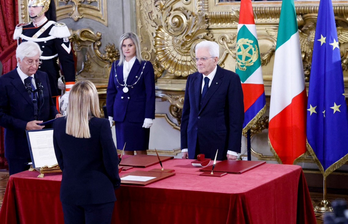 އޮކްޓޫބަރ 22، 2022: އިޓަލީގެ އާ ބޮޑުވަޒީރުގެ މަގާމަށް އެ ގައުމުގެ ގާނޫނު ހަދާ މަޖިލީހުން އިންތިޚާބު ކުރި ޖިއޯޖިއާ މެލޯނީ، މަގާމުގެ ހުވައި ކުރެއްވުމަށް ރިއާސީ ގަނޑުވަރަށް ވަޑައިގަތުމުން، އިޓަލީގެ ރައީސް ސާޖިއޯ މަޓަރެއްލާ މަރުހަބާ ދަންނަވަނީ. --އޭއެފްޕީ