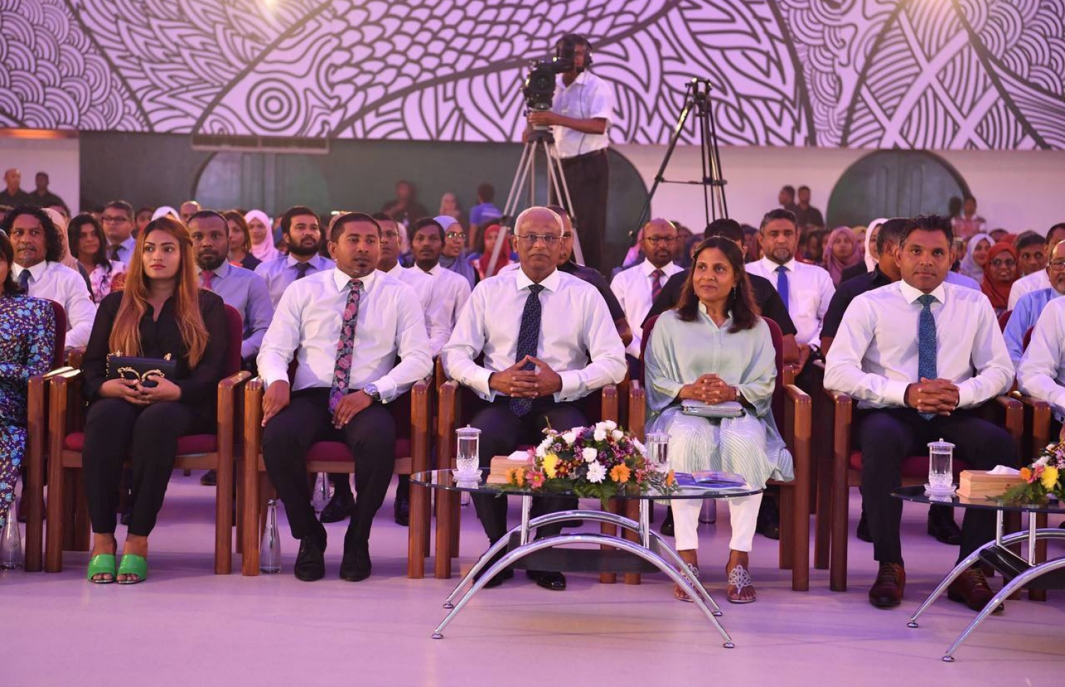 ޔޫތު އެވޯޑް 2022: އެވޯޑް ހަފުލާގައި ރައީސް އިބްރާހިމް މުހައްމަދު ސޯލިހުގެ ދަކަނބަލުންނާއި ނައިބް ރައީސް ފައިސަލް ނަސީމް އަދި ޔޫތު މިނިސްޓަރު އަހްމަދު މަހްލޫފް ބައިވެރިވެވަޑައިގަންނަވަނީ -- ފޮޓޯ: ރައީސް އޮފީސް