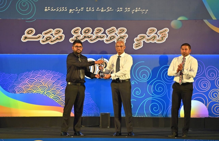 މި އަހަރުގެ ޒުވާނުންގެ އެވޯޑް 10 މީހަކަށް