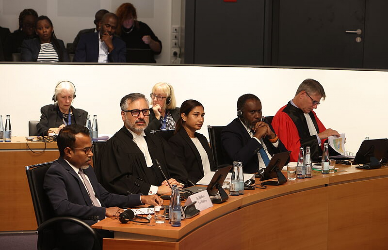 ރާއްޖޭގެ ގާނޫނީ ޓީމްގެ ބައެއް މެންބަރުން އިޓްލޮސްގެ އަޑުއެހުމެއްގައި.