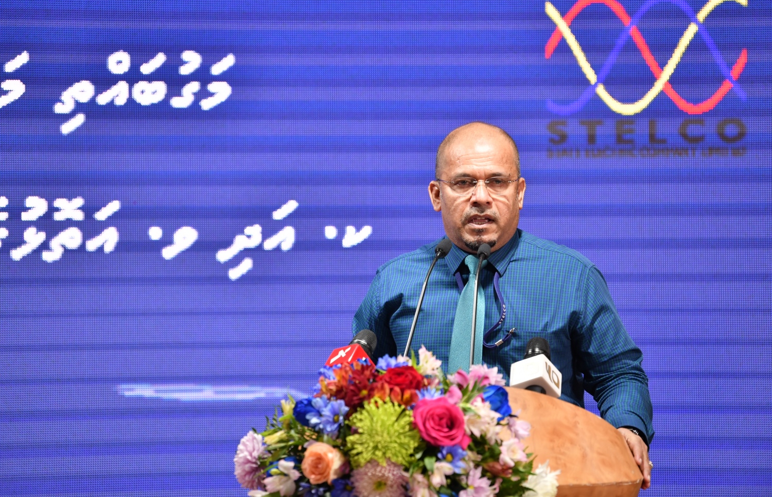 ވ. އަދި ކ. އަތޮޅުގައި ސްޓެލްކޯ އިން ހިދުމަތްދޭ ރަށްތަކުގެ މަގުބައްތިތައް ބެލެހެއްޓުމާ ހަވާލުވުމަށް މިއަދު ބޭއްވި ރަސްމިއްޔާތުގައި އެމްޑީ ޝަރީފް ވާހަކަ ދައްކަވަނީ.---ފޮޓޯ: ނިޝާން އަލީ | މިހާރު