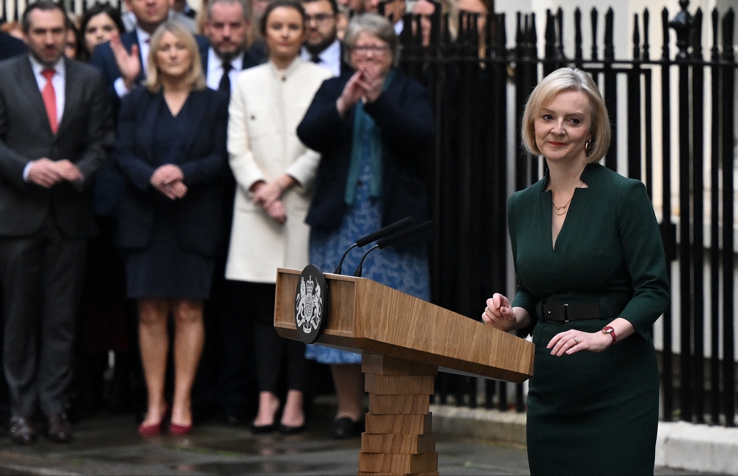 އޮކްޓޫބަރ 25، 2022؛ އިނގިރޭސި ވިލާތުގެ ބޮޑުވަޒީރުކަމުގެ މަގާމުން އިސްތިއުފާ ދެއްވި ލީޒް ޓްރަސް އޭނާގެ އިސްތިއުފާގެ ސިޓީ ރަސްމީކޮށް ރަސްގެފާނު ޗާލްސް އަށް އެރުވުމުގެ ކުރިން، އެންމެ ފަހުގެ ބަޔާން އިއްވަވަނީ. --އޭއެފްޕީ