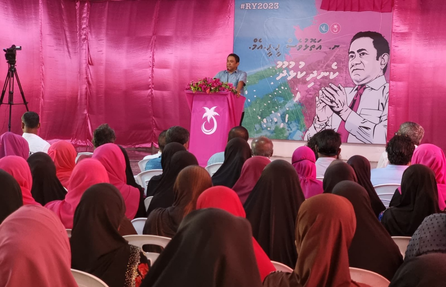 ނ. އަތޮޅަށް މިހާރު ކުރައްވަމުން ގެންދަވާ ދަތުރުފުޅުގައި ކެނދިކުޅުދޫގައި ތިއްބެވި ކުރީގެ ރައީސް އަބްދުﷲ ޔާމީންގެ ސަޕޯޓަރުންނާ މުހާތަބުކުރައްވާ ވާހަކަފުޅު ދައްކަވަނީ-- ފޮޓޯ: ޕީޕީއެމް