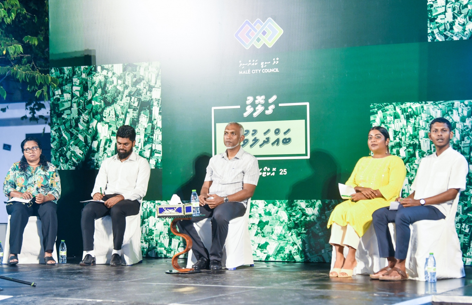 މާލޭ ސިޓީ ކައުންސިލުން ބޭއްވި ރައްޔިތުންގެ ބައްދަލުވުމެއްގައި މާލޭގެ މޭޔަރު އަދި އިންތިހާބީ ރައީސް ޑރ. މުހައްމަދު މުއިއްޒު އާއި އެހެން ބައެއް ކައުންސިލަރުން.-- ފޮޓޯ: ފަޔާޒް މޫސާ | މިހާރު