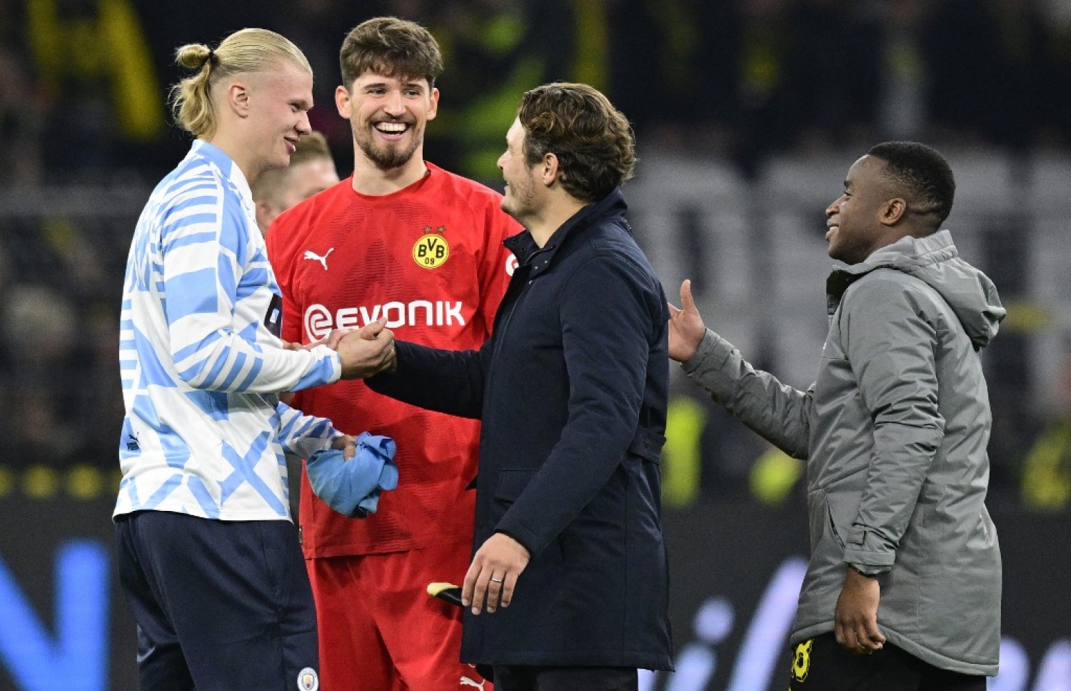 ހާލަންޑް އޭނާގެ ކުރީގެ ޓީމު ޑޯޓްމަންޑް ދެވަނަ ބުރަށް ދިޔުމުން، މެޗު ނިމުމަށް ފަހު އެޓީމުގެ ކޯޗު އެޑިން ޓާޒިކް އަށް މަރުހަބާ ކިޔަނީ، ހާލަންޑް ވަނީ މި މެޗުގައި ވެސް ސިޓީގެ ފުރަތަމަ 11 ގައި ހިމެނިގެން ކުޅެފައި.-- ފޮޓޯ: އޭއެފްޕީ