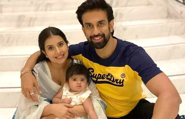 ޗާރޫ އާއި އޭނާގެ ފިރިމީހާ ރާޖީވް އަދި އެމީހުންގެ ދަރިފުޅު.