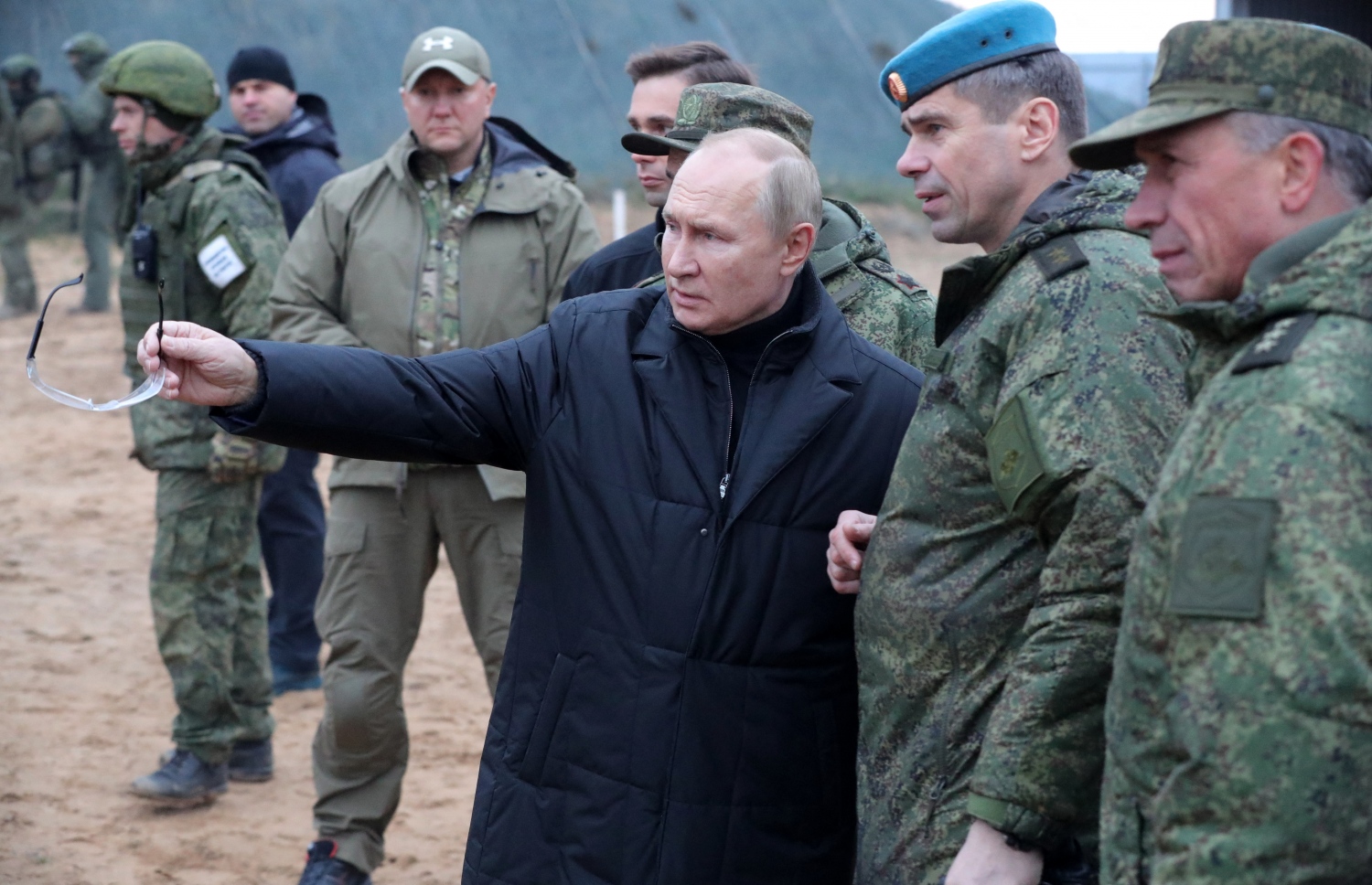 އޮކްޓޫބަރ 20، 2022؛ ރަޝިޔާގެ ރައީސް ލަޑިމިއާ ޕުޓިން އެ ގައުމުގެ އަސްކަރީ މަރުކަޒަކަށް ޒިޔާރަތް ކުރައްވައި ސިފައިންގެ ތައްޔާރީ ހާލަތު ހުރި މިންވަރު ވަޒަންކުރައްވަނީ. --އޭއެފްޕީ