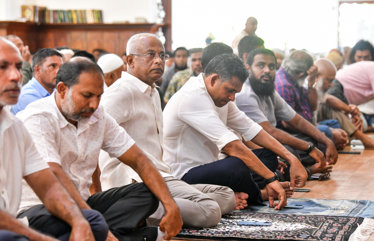 ހުކުރު ހުތުބާގައި ރައީސް އިބްރާހިމް މުހައްމަދު ސޯލިހާއި ނައިބު ރައީސް ފައިސަލް ނަސީމް އަދި ހޯމް މިނިސްޓަރު އިމްރާން އަބްދުﷲ ބައިވެރިވެވަޑައިގަންނަވަނީ-- ފޮޓޯ: ނިޝާން އަލީ/ މިހާރު