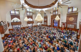 Mufti Menk delivers a sermon during a Friday prayer; many gathered at Islamic Center to listen to the globally famous Mufti's preaching-- Photo: Nishan Ali | Mihaaru