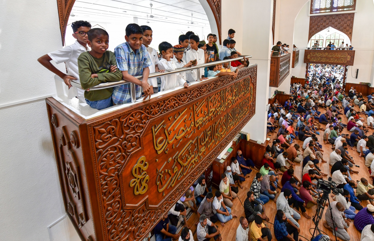 އިސްލާމީ މަރުކަޒުގައި ބޭއްވި ހުކުރު ނަމާދުގައި ގިނަ ބަޔަކު ވަނީ ބައިވެރިވެފައި، މިސްކިތުގެ އެތެރެ އާއި ބޭރު އޮތީ އެއްކޮށް ފުރިފައި-- ފޮޓޯ: ނިޝާން އަލީ/ މިހާރު