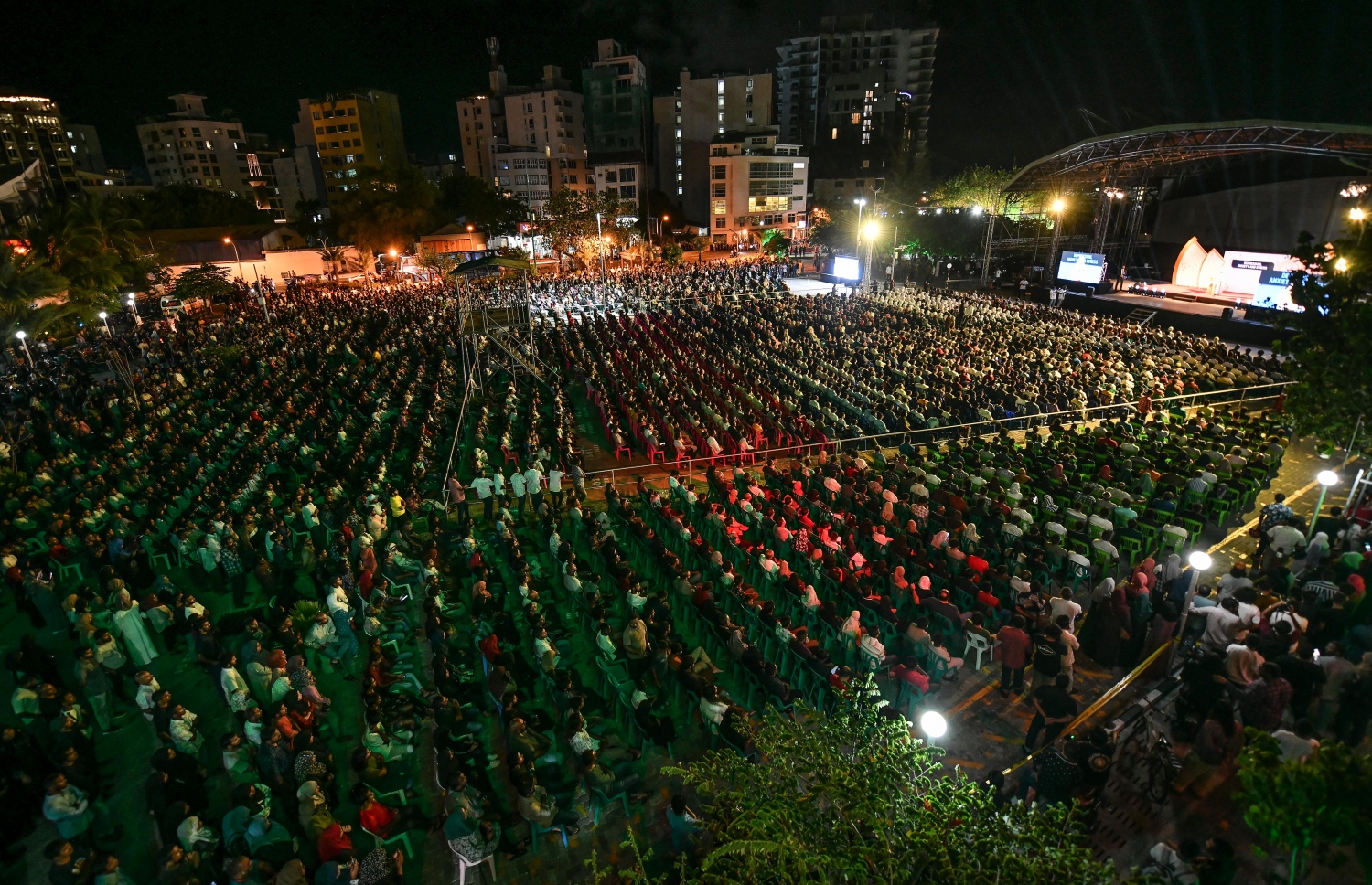 ދީނީ އިލްމުވެރިޔާ މުފްތީ މެންކްގެ ދަރުސް އަޑުއަހަން ކާނިވަލަށް ދިޔަ މީހުން އެތަން ފުރާލައިފައި -- ފޮޓޯ: ނިޝާން އަލީ | މިހާރު