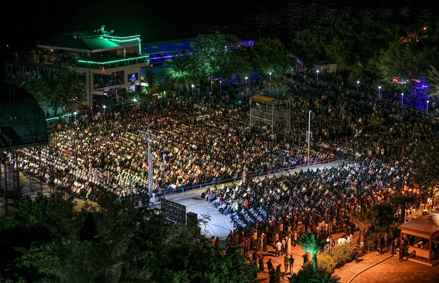 ދީނީ އިލްމުވެރިޔާ މުފްތީ މެންކްގެ ދަރުސް އަޑުއަހަން ކާނިވަލަށް ދިޔަ މީހުން އެތަން ފުރާލައިފައި -- ފޮޓޯ: ނިޝާން އަލީ | މިހާރު