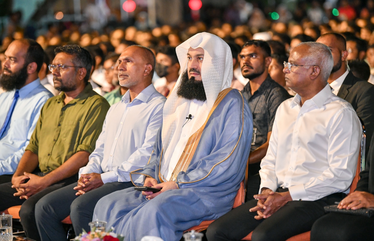 މާލޭ ކާނިވަލުގައި ބޭއްވި، ދީނީ އިލްމުވެރިޔާ މުފްތީ މެންކްގެ ދަރުސްގައި އޭނާއާ އެކު، ރައީސް އިބްރާހިމް މުހައްމަދު ސޯލިހު އާއި އިސްލާމިކް މިނިސްޓަރު ޑރ. އަހްމަދު ޒާހިރު އަދި އިކޮނޮމިކް މިނިސްޓަރު ފައްޔާޒް އިސްމާއިލް -- ފޮޓޯ: ނިޝާން އަލީ | މިހާރު