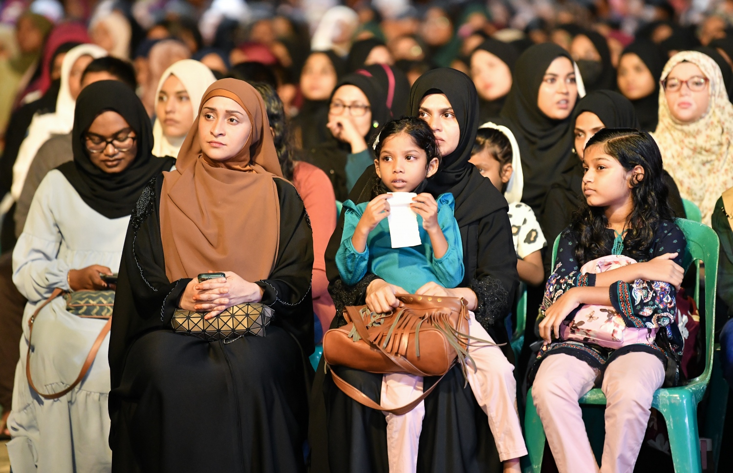 މާލޭ ކާނިވަލުގައި ބޭއްވި، ދީނީ އިލްމުވެރިޔާ މުފްތީ މެންކްގެ ދަރުސް އަޑުއަހަން ދިޔަ ބަޔަކު -- ފޮޓޯ: ނިޝާން އަލީ | މިހާރު