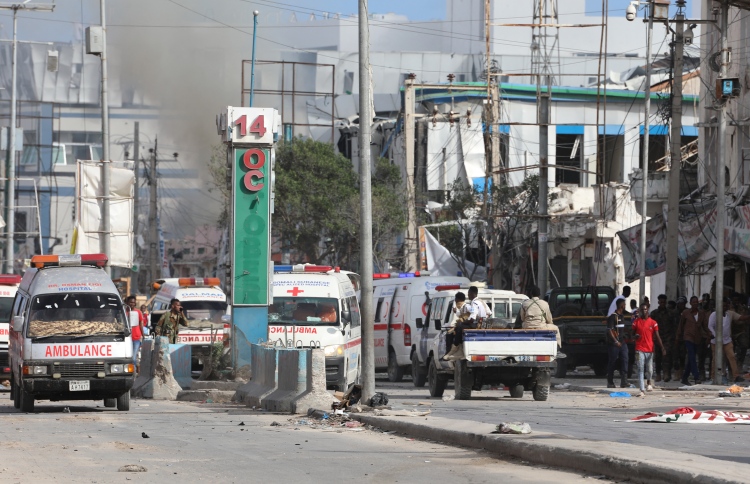 މޮގަދިޝޫގައި ކާރު ބޮމުގެ ހަމަލާއެއް ދީ 100 މަރު