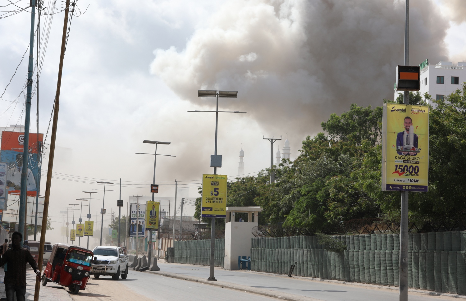 އޮކްޓޫބަރު 29، 2022؛ ސޯމާލިޔާގެ ވެރިރަށް މޮގަދިޝޫގައި ހުރި އެ ގައުމުގެ ތައުލީމާ ބެހޭ ވުޒާރާގެ މައި އިމާރާތަށް ދިން ކާރު ބޮމުގެ ހަމަލާއާ ގުޅިގެން އެ އިމާރާތުން ދުން އަރަނީ. --އޭއެފްޕީ