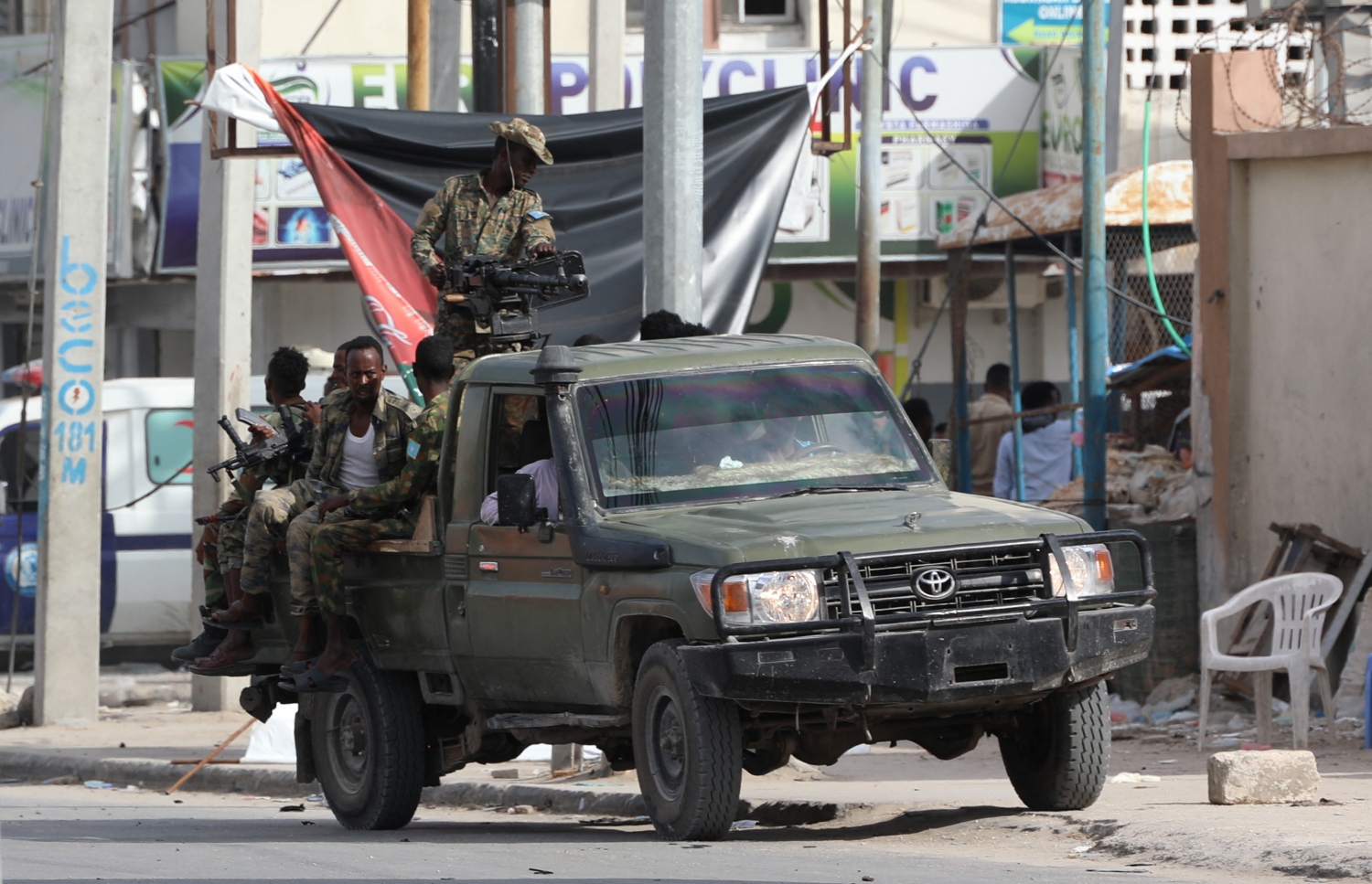 އޮކްޓޫބަރު 29، 2022؛ ސޯމާލިޔާގެ ވެރިރަށް މޮގަދިޝޫގައި ހުރި އެ ގައުމުގެ ތައުލީމާ ބެހޭ ވުޒާރާގެ މައި އިމާރާތަށް ދިން ކާރު ބޮމުގެ ހަމަލާގައި އެ އިމާރާތް ހަލާކުވެފައިވާ އިރު، އަސްކަރީ އުޅަނދެއްގައި ސޯމާލިޔާ ސިފައިންތަކެއް ހަރަކާތްތެރިވަނީ. --އޭއެފްޕީ