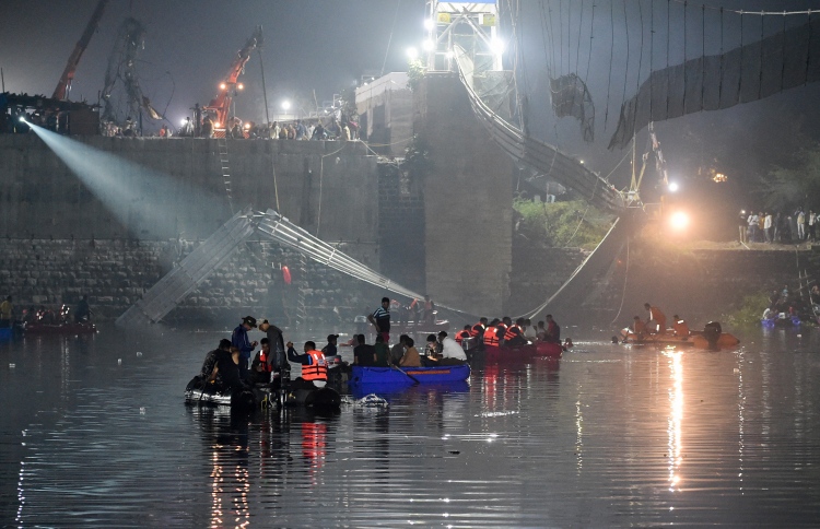 ގުޖުރާތުގައި ބްރިޖެއް ވެއްޓި 120 މީހަކު މަރުވެއްޖެ