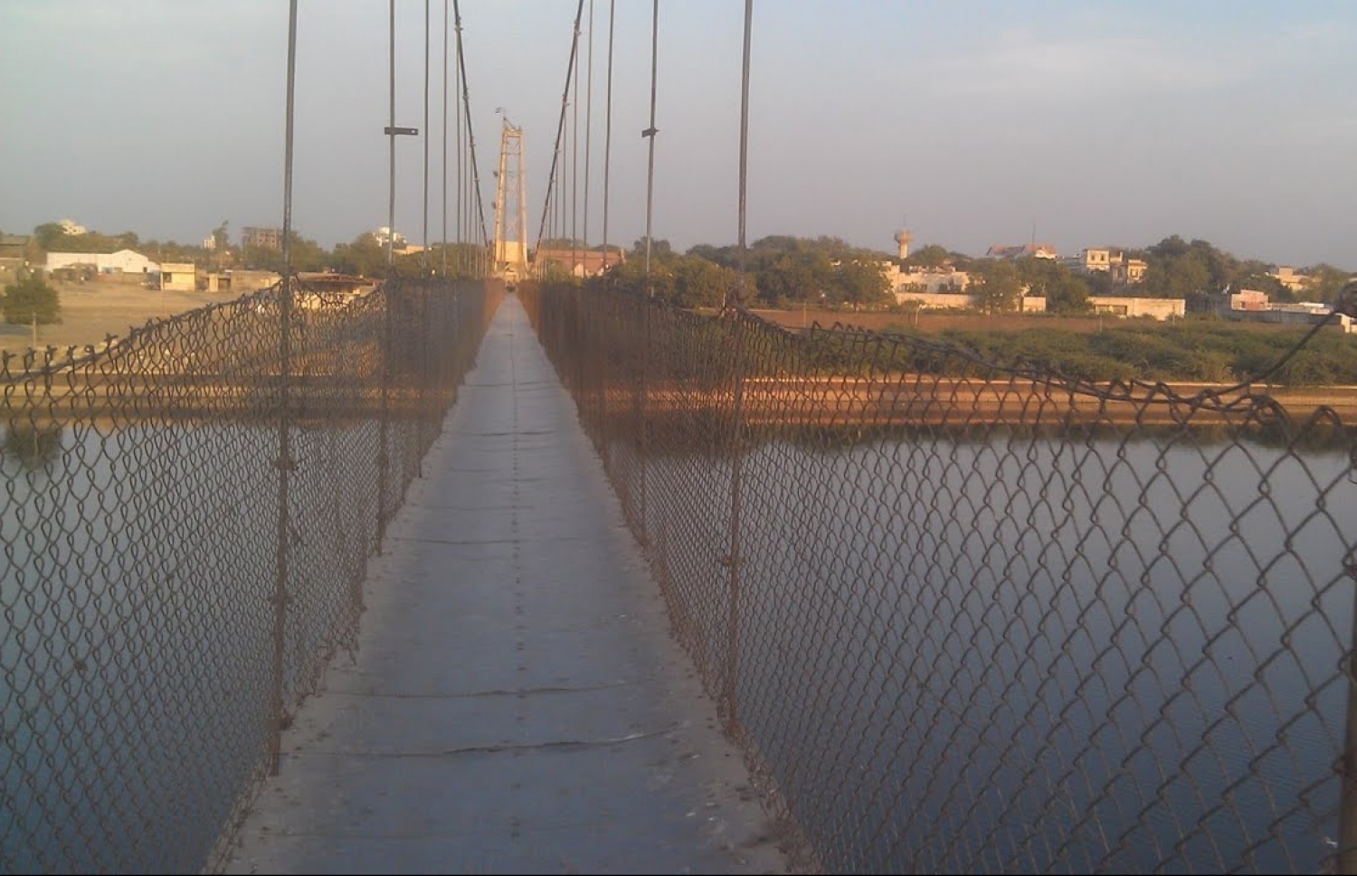 އިނގިރޭސި އިސްތިއުމާރުގެ ދުވަސްވަރު، މީގެ 150 އަހަރު ކުރިން ގުޖުރާތުގެ މައްޗޫ ކޯރުގެ މަތިން އަޅާފައިވާ އެލުވާ ބްރިޖު