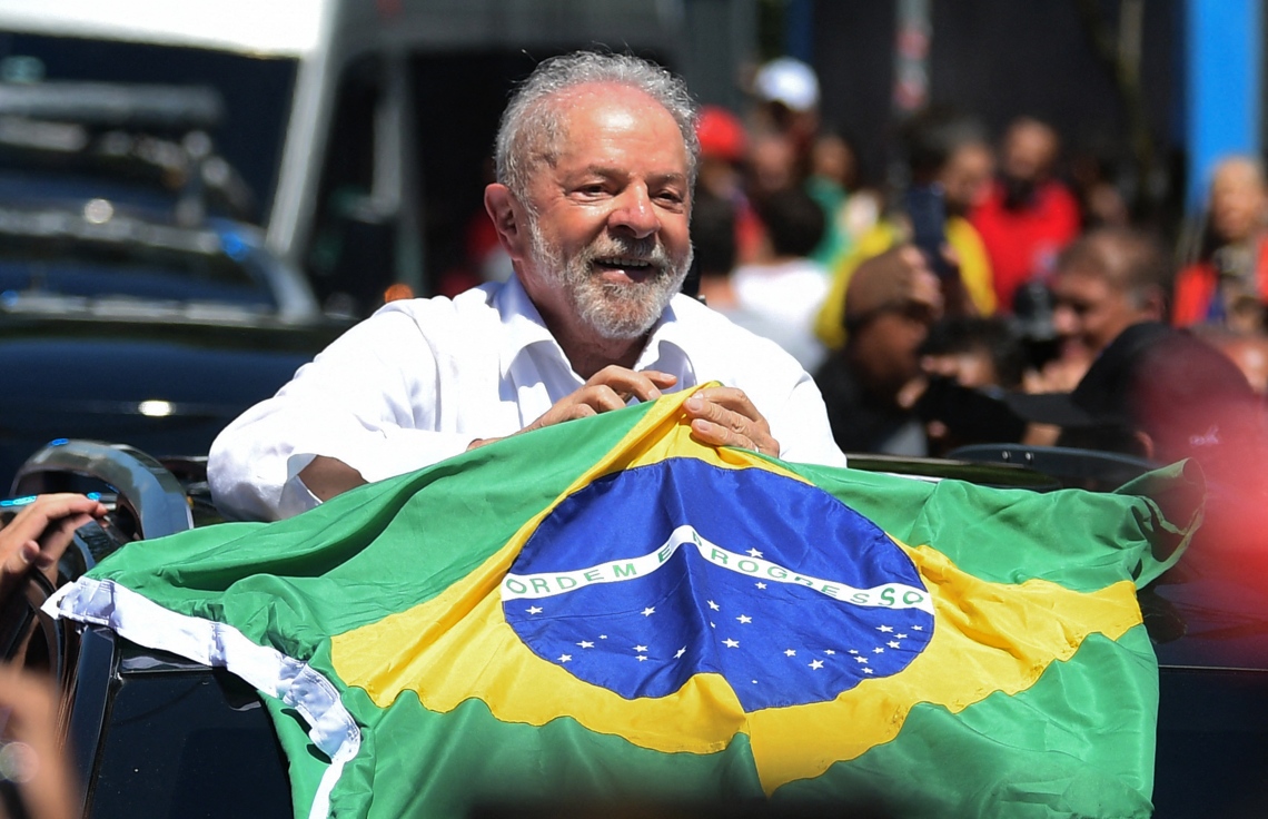 ބްރެޒިލްގެ ރިއާސީ އިންތިޚާބުގެ ދެ ވަނަ ބުރުގައި އެ ގައުމުގެ ލެފްޓިސްޓް ވޯކާސް ޕާޓީގެ ކެންޑިޑޭޓް، ލުއިސް އިނާޝިއޯ ލޫލާ ދަ ސިލްވް، ވޯޓު ލެއްވުމަށް ފަހު ސަޕޯޓަރުންނާ ބައްދަލުކުރައްވަނީ. --އޭއެފްޕީ