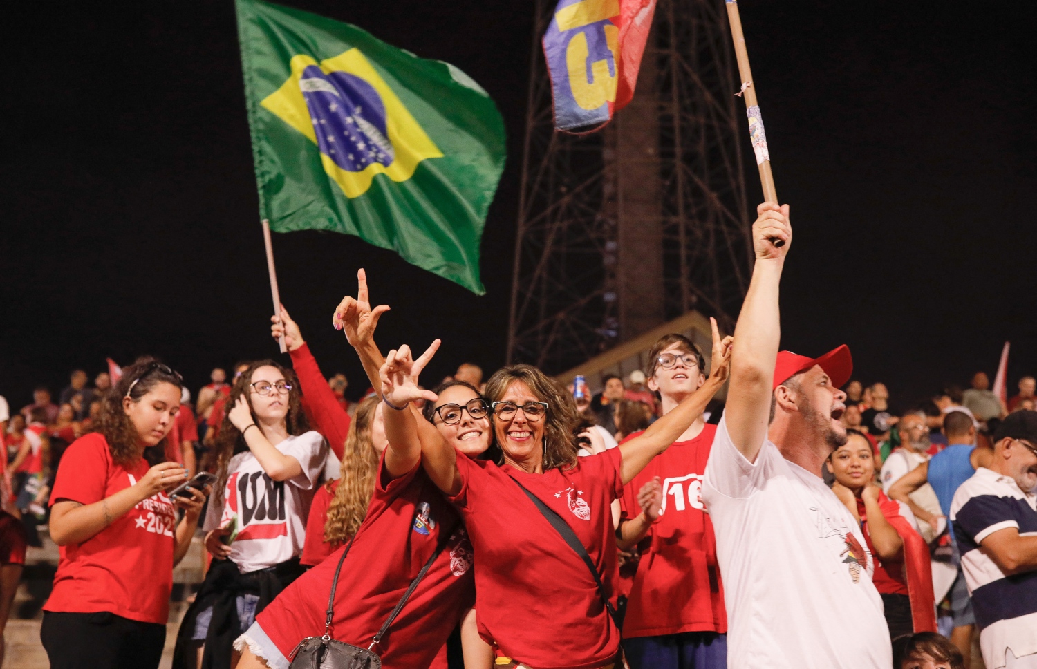 ބްރެޒިލްގެ ރިއާސީ އިންތިޚާބުގައި ކުރި ހޯއްދަވައި، ޖެނުއަރީ 1، 2023 ން ފެށިގެން އެ ގައުމުގެ ރައީސް ކަމުގެ މަގާމަށް، އެ ގައުމުގެ ލެފްޓިސްޓް ވޯކާސް ޕާޓީގެ ކެންޑިޑޭޓް، ލުއިސް އިނާޝިއޯ ލޫލާ ދަ ސިލްވް، އިންތިޚާބުވުމާ ގުޅިގެން އޭނާގެ ސަޕޯޓަރުން އުފާ ފާޅުކުރަނީ. --އޭއެފްޕީ