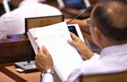 (FILE) A parliamentarian reading the budget book on October 21, 2022 -- Photo: Parliament