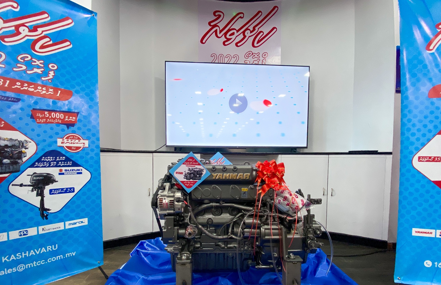 މުޅި ޕްރޮމޯޝަނުގެ ގުރުއަތުން ހޮވޭ ނަސީބުވެރިއަކަށް ދިން 200،000ރ. ގެ އަގުހުރި އިންޖީނު. -- ފޮޓޯ: ފަޔާޒް މޫސާ | މިހާރު