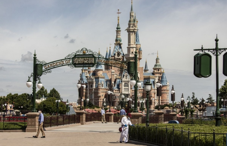 އެތައް ބަޔަކާ އެކު ޑިޒްނީލޭންޑް ތަޅުލައިފި