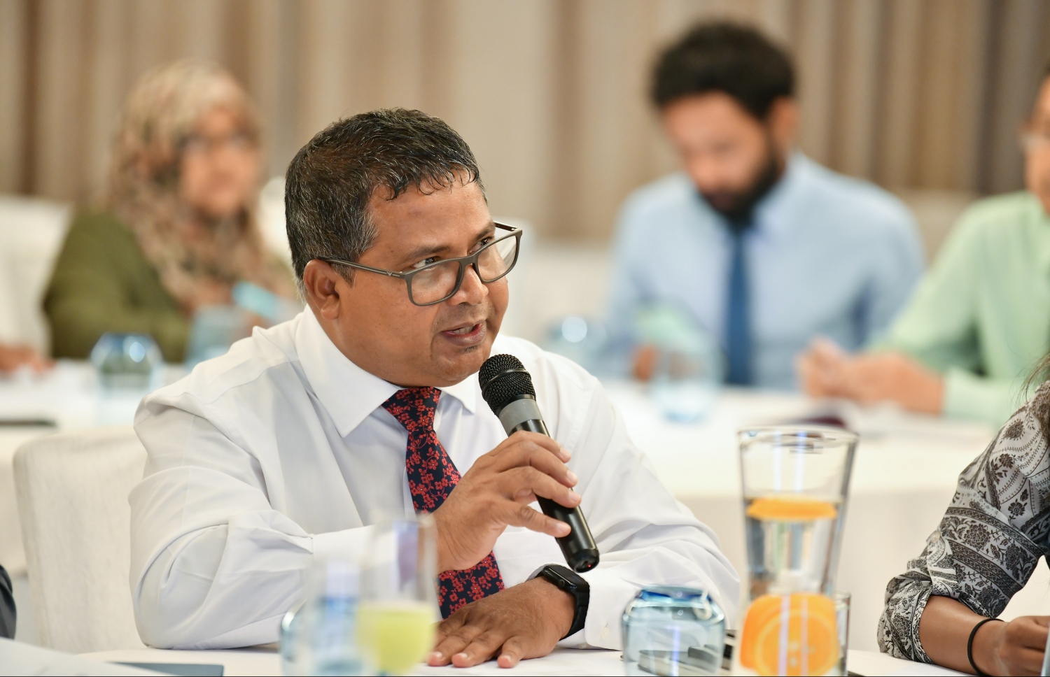 ފިޝަރީޒް މިނިސްޓަރު ޑރ. ހުސައިން ރަޝީދު ހަސަން ވޯލްޑް ބޭންކުން މިދިޔަ އަންގާރަ ދުވަހު ބޭއްވި ރާއްޖޭގެ ޕޯޓްފޯލިއޯ ހިއްސާކުރުމުގެ ރަސްމިއްޔާތުގައި ވާހަކަދައްކަަވަނީ ---ފޮޓޯ: ނިޝާން އަލީ | މިހާރު