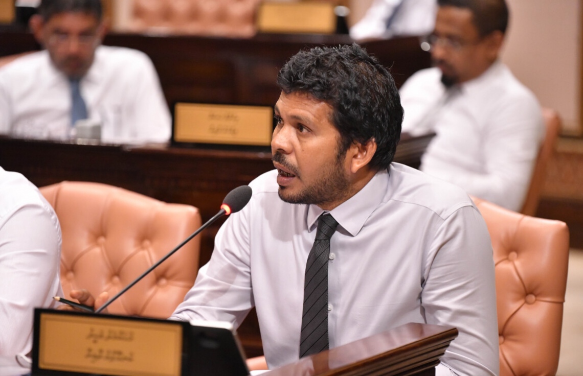 ރައްޔިތުންގެ މަޖިލިހުގައި ނަޝީދުގެ ފެކްޝަނަށް ތާއީދު ކުރައްވާ މެމްބަރު ވަހީދު: ރައީސް އިބްރާހިމް މުހައްމަދު ސޯލިހުގެ ސިޓީފުޅު ހާމަނުކުރައްވާތީ ކަންބޮޑުވުން ފާޅުކުރެއްވި.