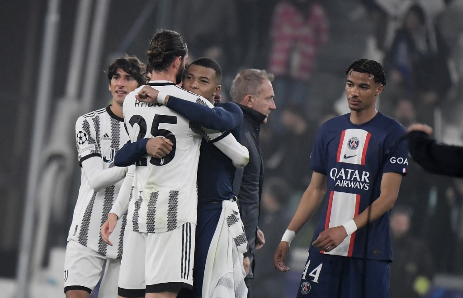 ޔުވެންޓަސް އާއި ޕީއެސްޖީ ބައްދަލުކުރި މެޗަށް ފަހު، ދެ ޓީމުގެ ކުޅުންތެރިން މަރުހަބާ ކިޔަނީ.-- ފޮޓޯ: އޭއެފްޕީ