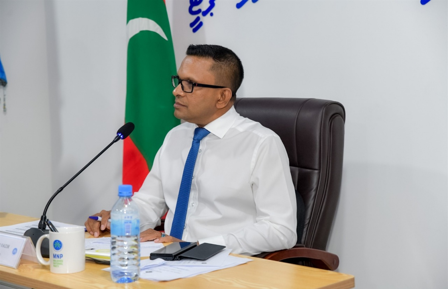 އެމްއެންޕީގެ ކައުންސިލްގެ ރޭގެ ބައްދަލުވުމުގައި އެ ޕާޓީގެ ރައީސް ނާޒިމް ރިޔާސަތު ބަލަހައްޓަވަނީ.---ފޮޓޯ: އެމްއެންޕީ