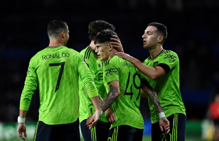 ޔުނައިޓެޑް ޕްލޭ އޮފަށް، އާސެނަލް ގަދަ 16 އަށް